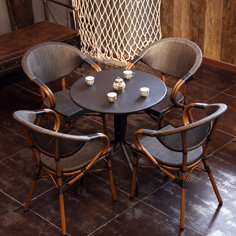 Outdoor Furniture Table And Chairs - Conjunto de Mesa e Cadeiras para